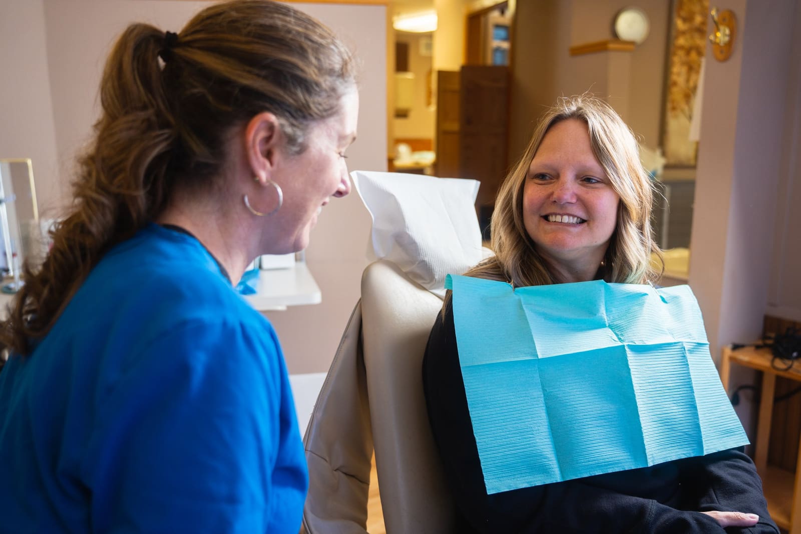 A treatment room at Dental Associates of Marquette with the dental chair and overhead light